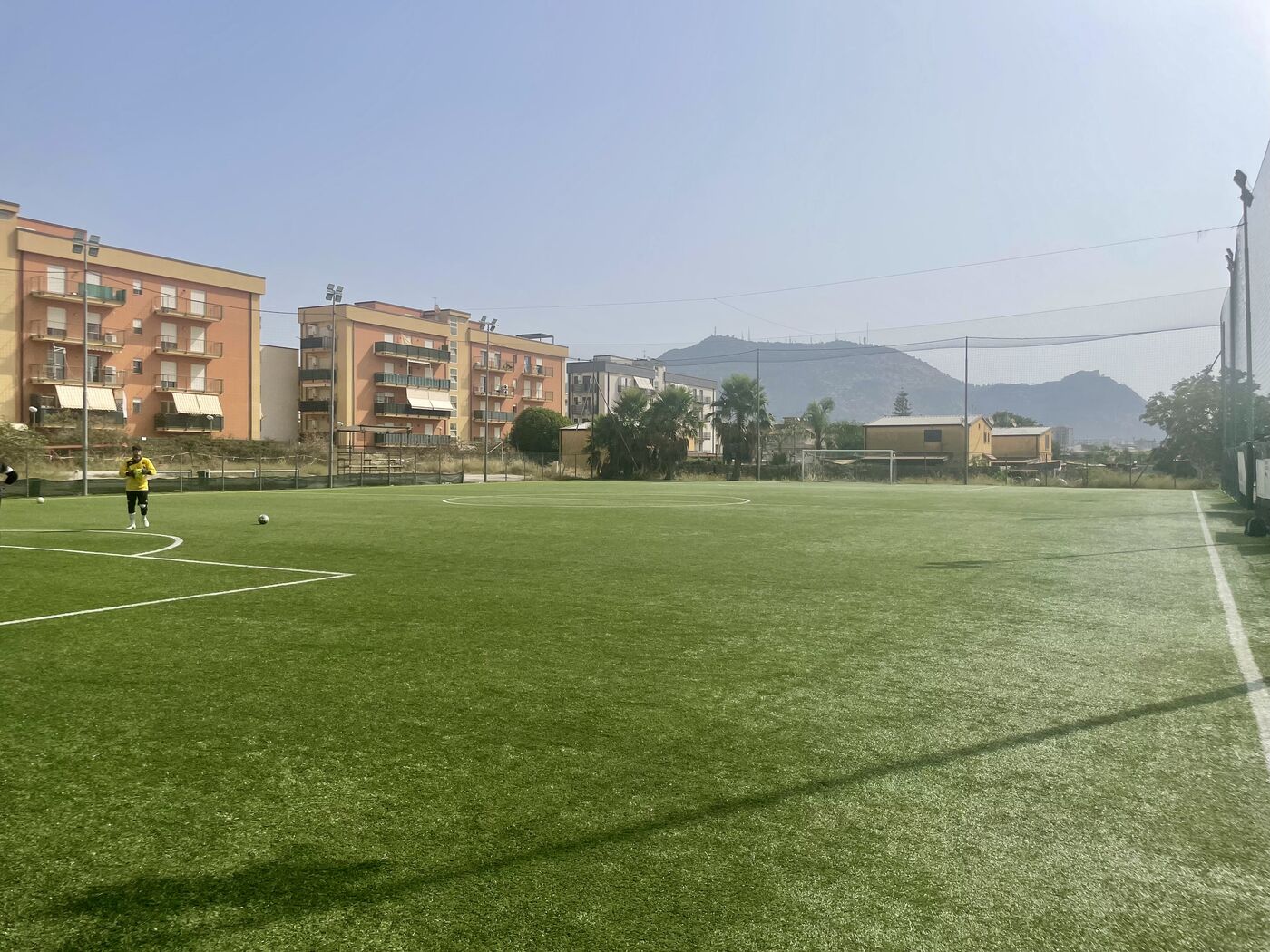 Campo in erba sintetica